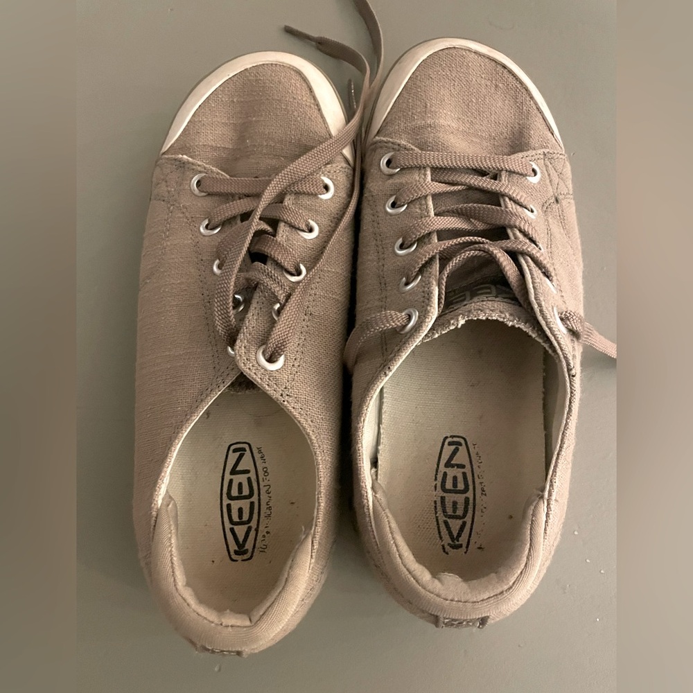 Keen sneakers-size 7
I hardly wore these